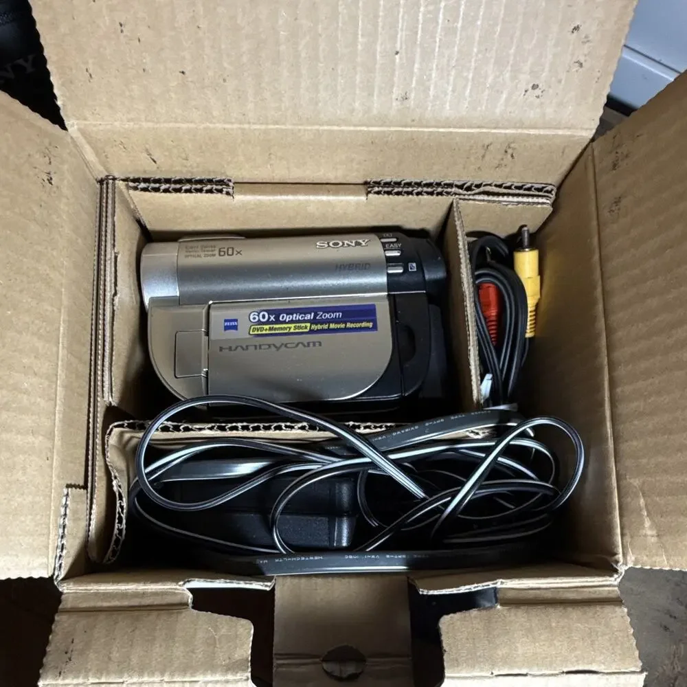 Sony Handycam DCR-DVD650 SD Camcorder 60x DVD/Memory Stick Touch LCD - UNTESTED